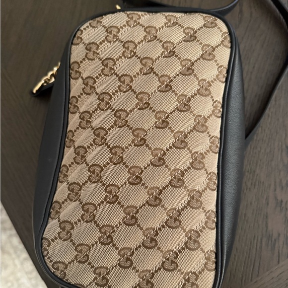 Gucci Beige GG Monogram Crossbody with Black Trim and Gold Hardware - Picture 4 of 7